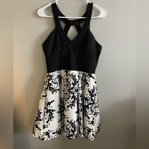 Black and white homecoming dress. - Picture 2 of 5